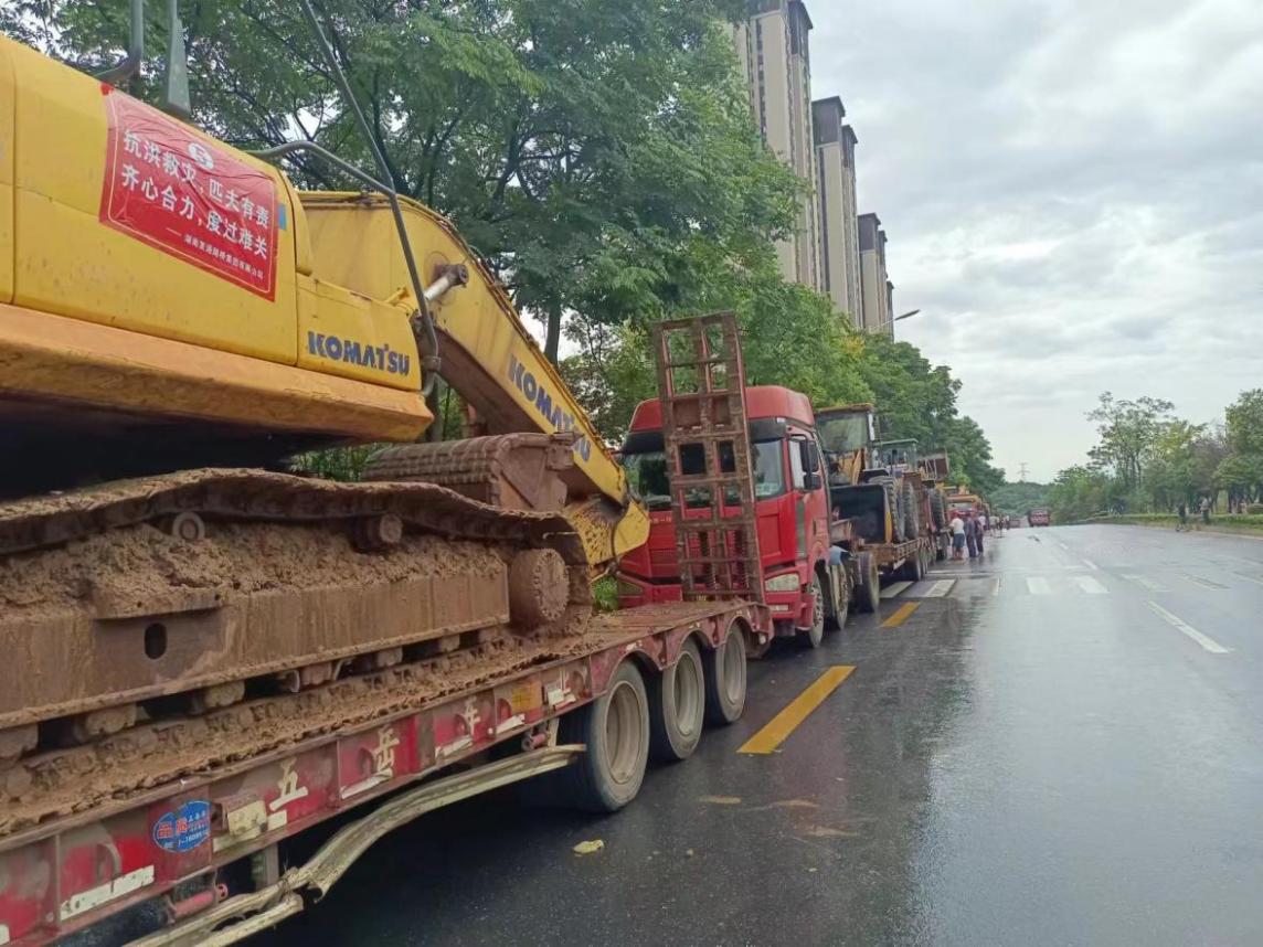 抗洪救災(zāi)顯擔(dān)當(dāng)、危急時(shí)刻伸援手——湖南發(fā)通路橋集團(tuán)有限公司到資興災(zāi)區(qū)搶修道路和捐